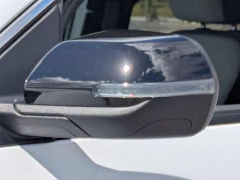 Used 2025 Chevrolet Traverse LT image 11