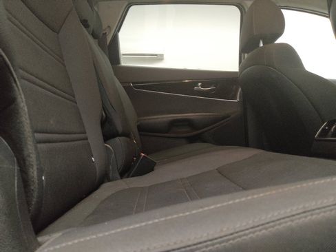 Used 2020 Kia Sorento LX FWD image 19