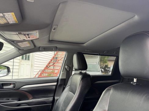 Used 2019 Toyota Highlander XLE image 34