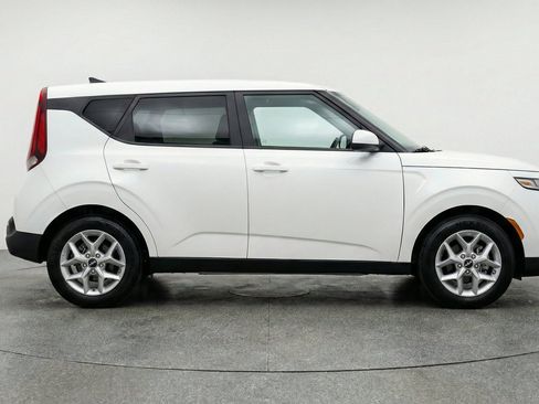 Used 2025 Kia Soul LX w/ LX Technology Package FWD image 11