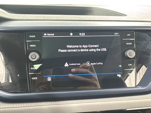 Used 2024 Volkswagen Taos SE w/ Panoramic Sunroof Package image 25