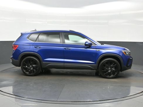 Used 2024 Volkswagen Taos SE w/ Panoramic Sunroof Package AWD/4WD image 7