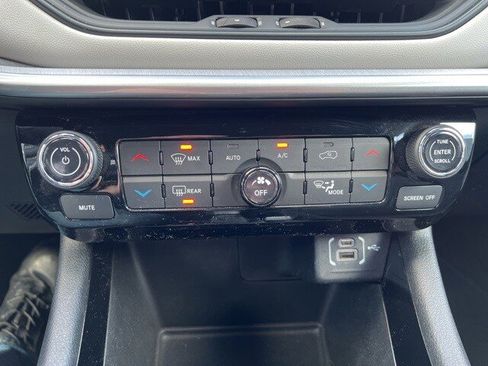 Certified 2025 Jeep Compass Limited image 26