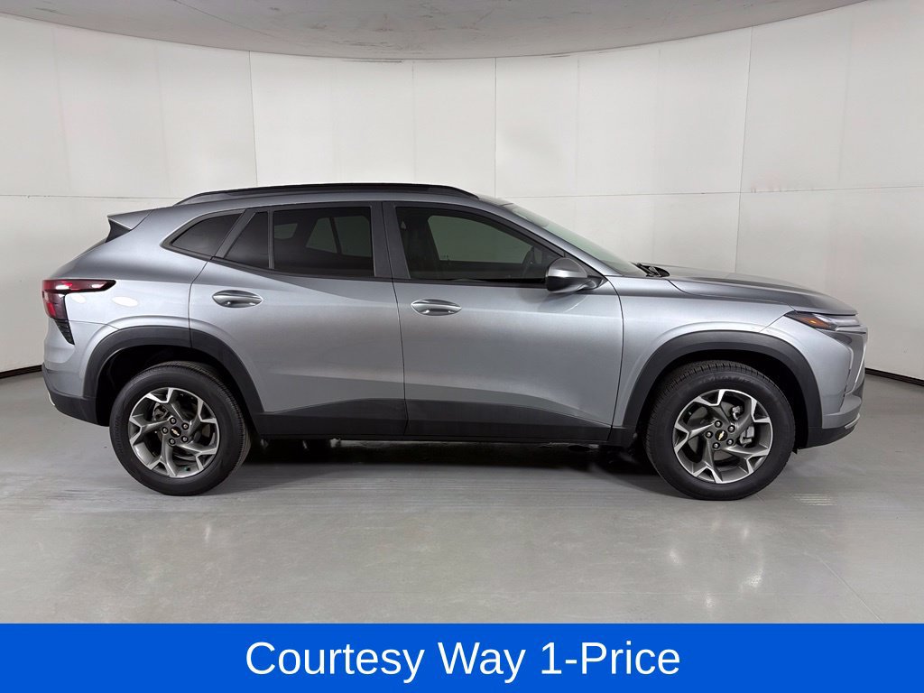 Used 2024 Chevrolet Trax LT FWD image 12