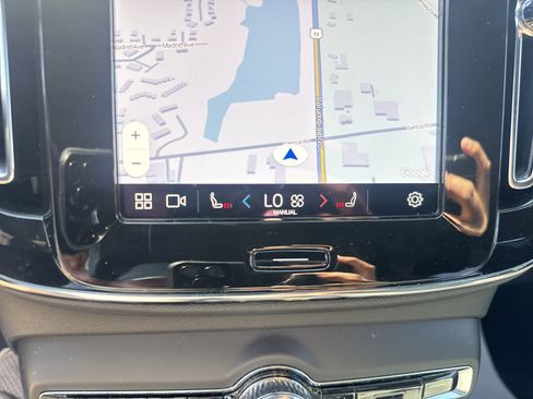 Used 2024 Volvo XC40 B5 Core image 28