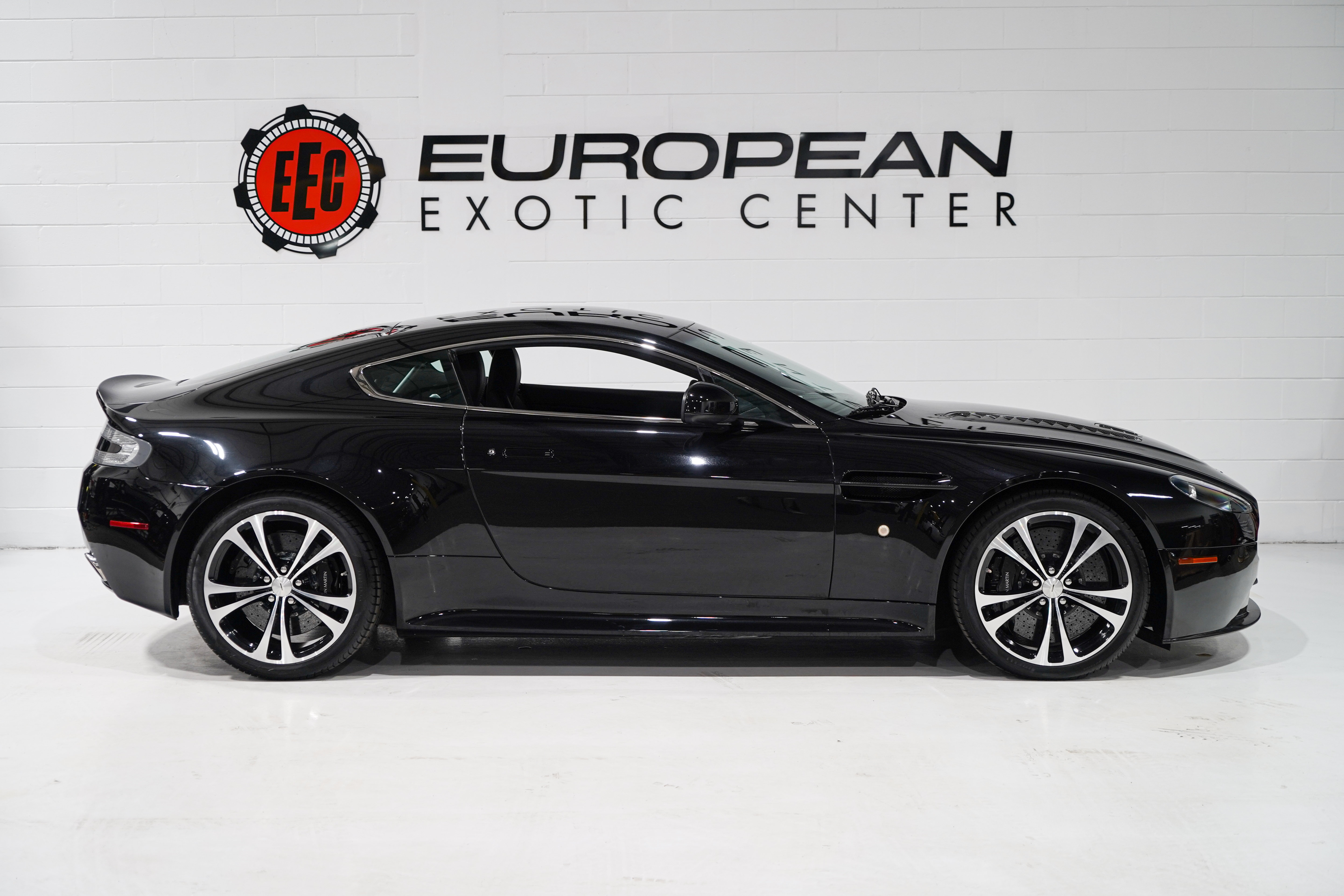 Used 2011 Aston Martin V12 Vantage Carbon Black RWD image 6