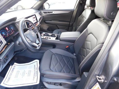 Used 2025 Volkswagen Atlas Cross Sport SE image 15