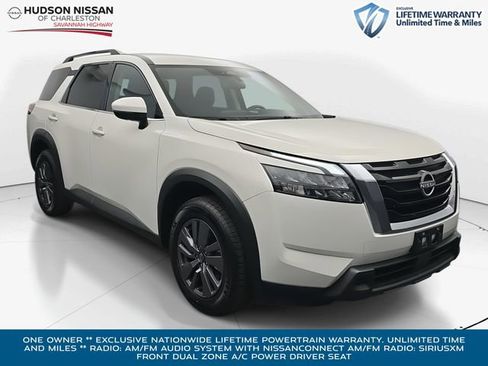 Used 2025 Nissan Pathfinder SV image 1