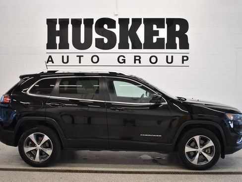Used 2019 Jeep Cherokee Limited AWD/4WD image 2