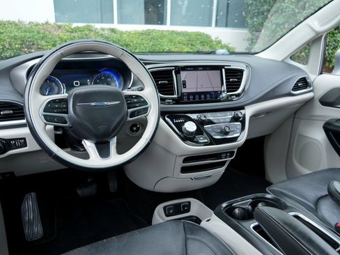 Used 2018 Chrysler Pacifica Limited FWD image 5