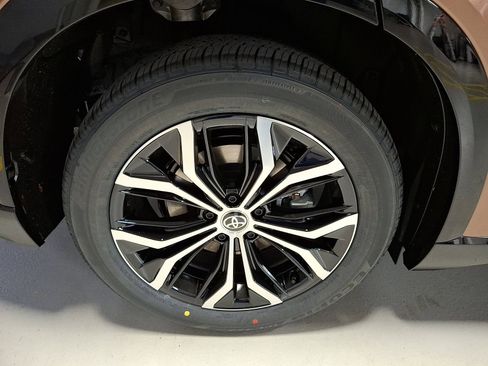 New 2025 Toyota Crown Signia image 5