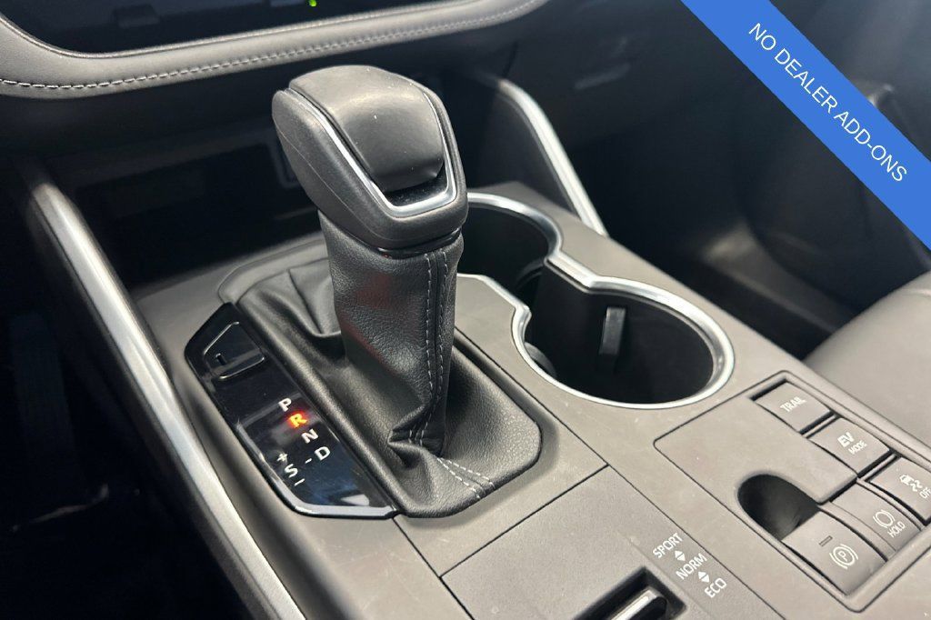 Used 2023 Toyota Highlander XLE AWD/4WD image 23