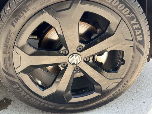 Certified 2025 Volkswagen Taos SE image 12