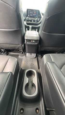 Used 2021 Toyota Highlander XLE AWD/4WD image 17