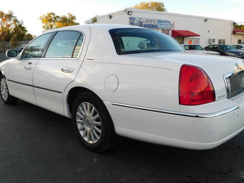Used 2004 Lincoln Town Car Signature image 9