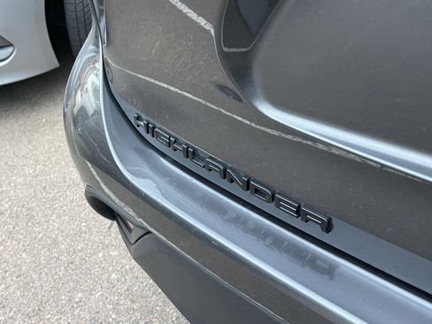 Used 2025 Toyota Highlander XLE FWD image 6