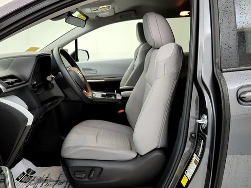 Used 2025 Toyota Sienna LE AWD/4WD image 26