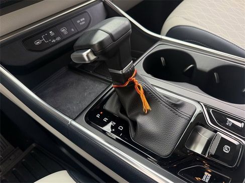 Used 2025 Kia Carnival EX image 20