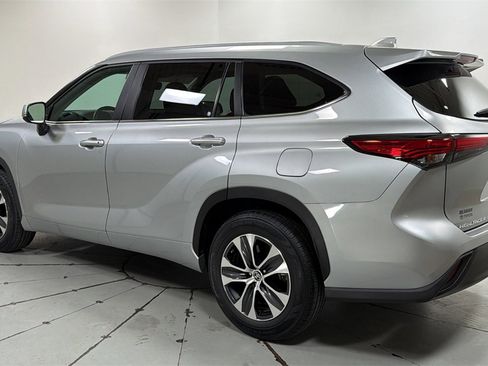 Certified 2023 Toyota Highlander XLE image 7
