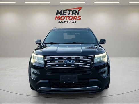 Used 2017 Ford Explorer XLT w/ Equipment Group 202A image 7