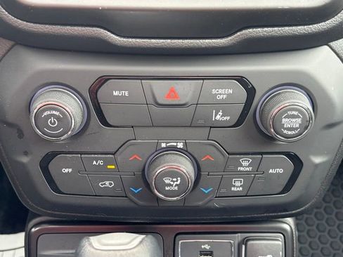 Used 2023 Jeep Renegade Latitude w/ Sun/Sound Group AWD/4WD image 29