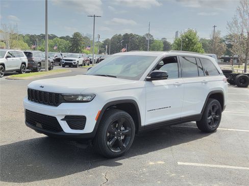 New 2025 Jeep Grand Cherokee Altitude RWD image 27