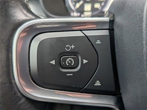 Used 2020 Volvo XC40 T4 Momentum image 20