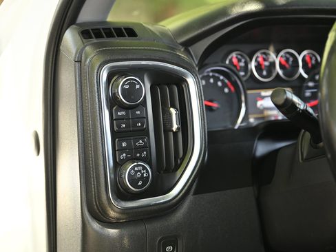Used 2019 Chevrolet Silverado 1500 LT Trail Boss AWD/4WD image 12