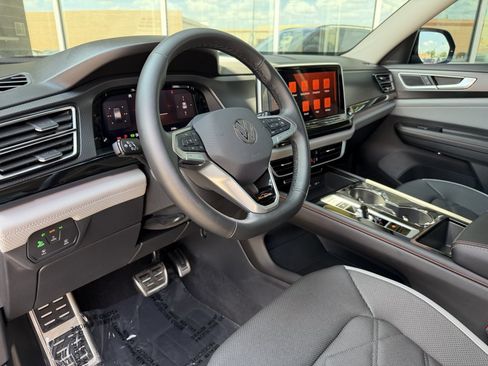 Used 2025 Volkswagen Atlas Peak Edition SE AWD/4WD image 32