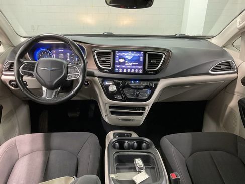 Used 2019 Chrysler Pacifica Touring Plus w/ Advanced Safetytec Group image 7