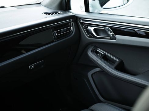 New 2026 Porsche Macan image 33