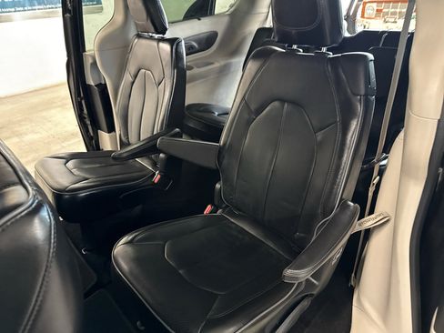 Used 2018 Chrysler Pacifica Limited image 38