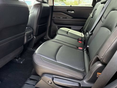Used 2023 Nissan Pathfinder SL AWD/4WD image 15