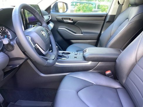 Certified 2025 Toyota Highlander XLE AWD/4WD image 4