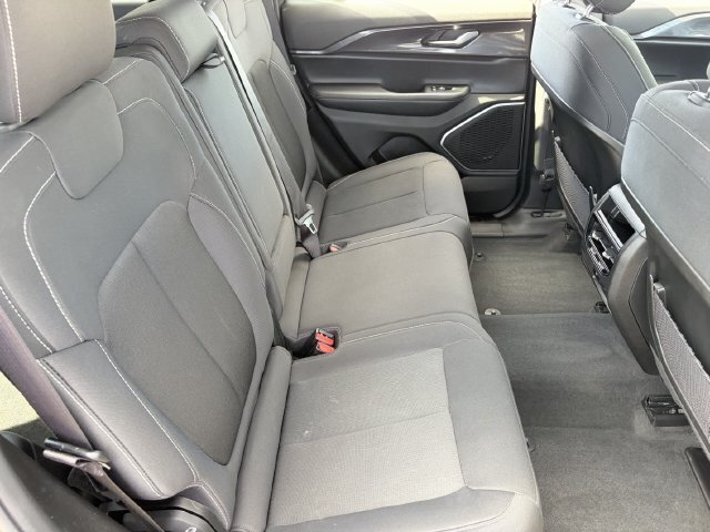 Used 2022 Jeep Grand Cherokee Laredo w/ Luxury Tech Group I AWD/4WD image 14