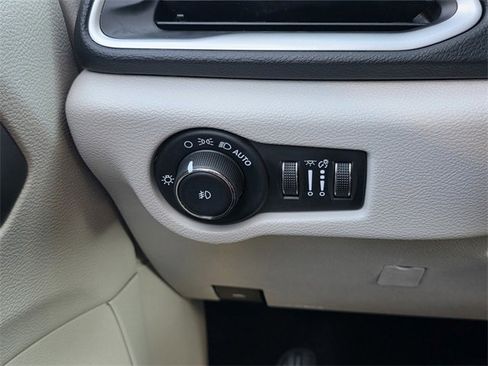 Used 2020 Chrysler Pacifica Touring image 25