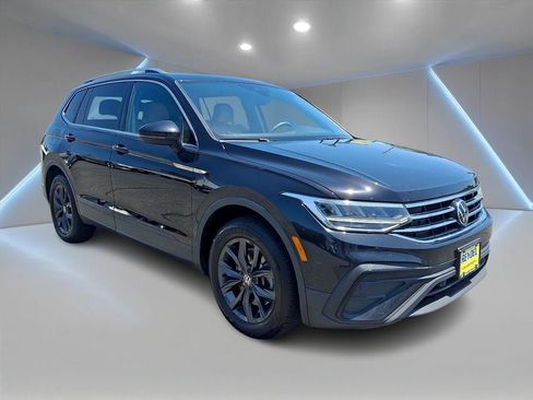 Used 2024 Volkswagen Tiguan SE w/ Panoramic Sunroof Package AWD/4WD image 3