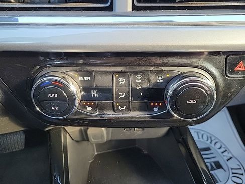 Used 2025 Chevrolet Trax LT w/ LT Convenience Package image 21