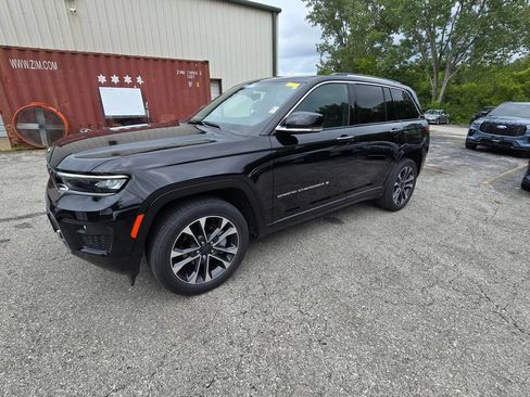 Used 2023 Jeep Grand Cherokee Overland w/ Luxury Tech Group IV AWD/4WD image 2