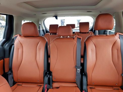 Used 2025 Kia Carnival SX w/ SX Dark Edition Package image 6