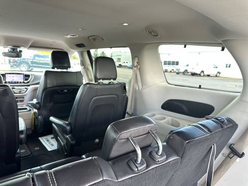 Used 2022 Chrysler Pacifica Touring-L FWD image 38