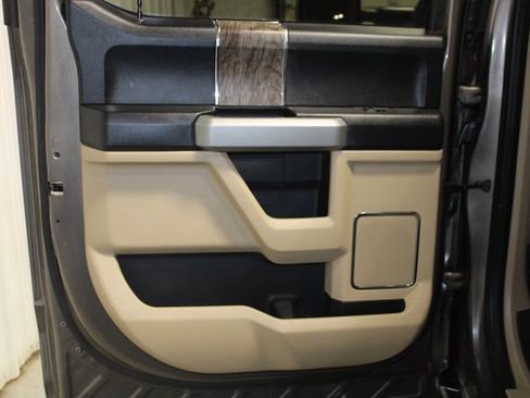 Used 2019 Ford F250 Lariat w/ Chrome Package image 17