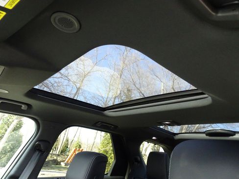 New 2025 Land Rover Discovery S image 5