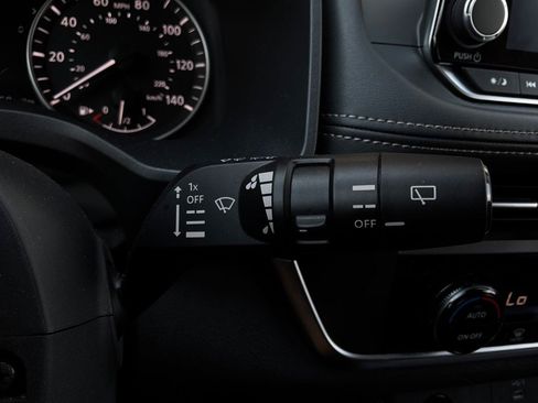 Used 2025 Nissan Rogue SV FWD image 39