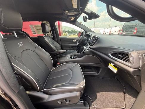 New 2026 Chrysler Pacifica Limited w/ Uconnect Theater Family Group image 7