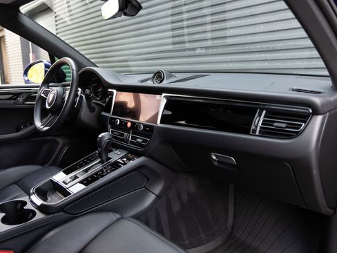 Certified 2025 Porsche Macan AWD/4WD image 35