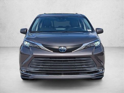 Used 2021 Toyota Sienna XLE image 2