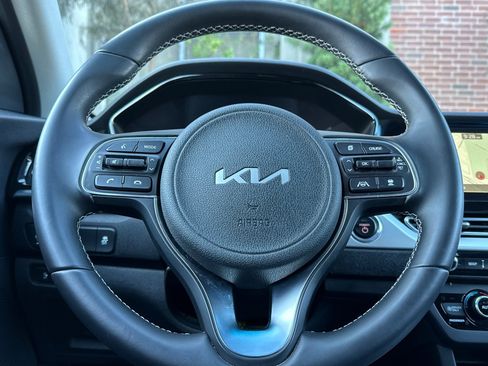Used 2022 Kia Niro EX image 27