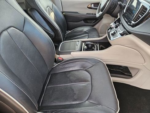 Used 2023 Chrysler Pacifica Limited image 15