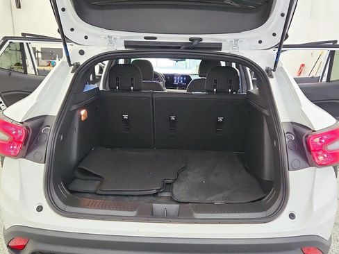 Used 2024 Chevrolet Trax RS FWD image 36